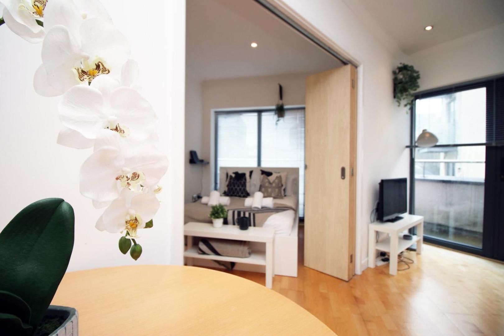 Centrally Located Spacious 2Br | Cohost Partners Cardiff Exteriör bild