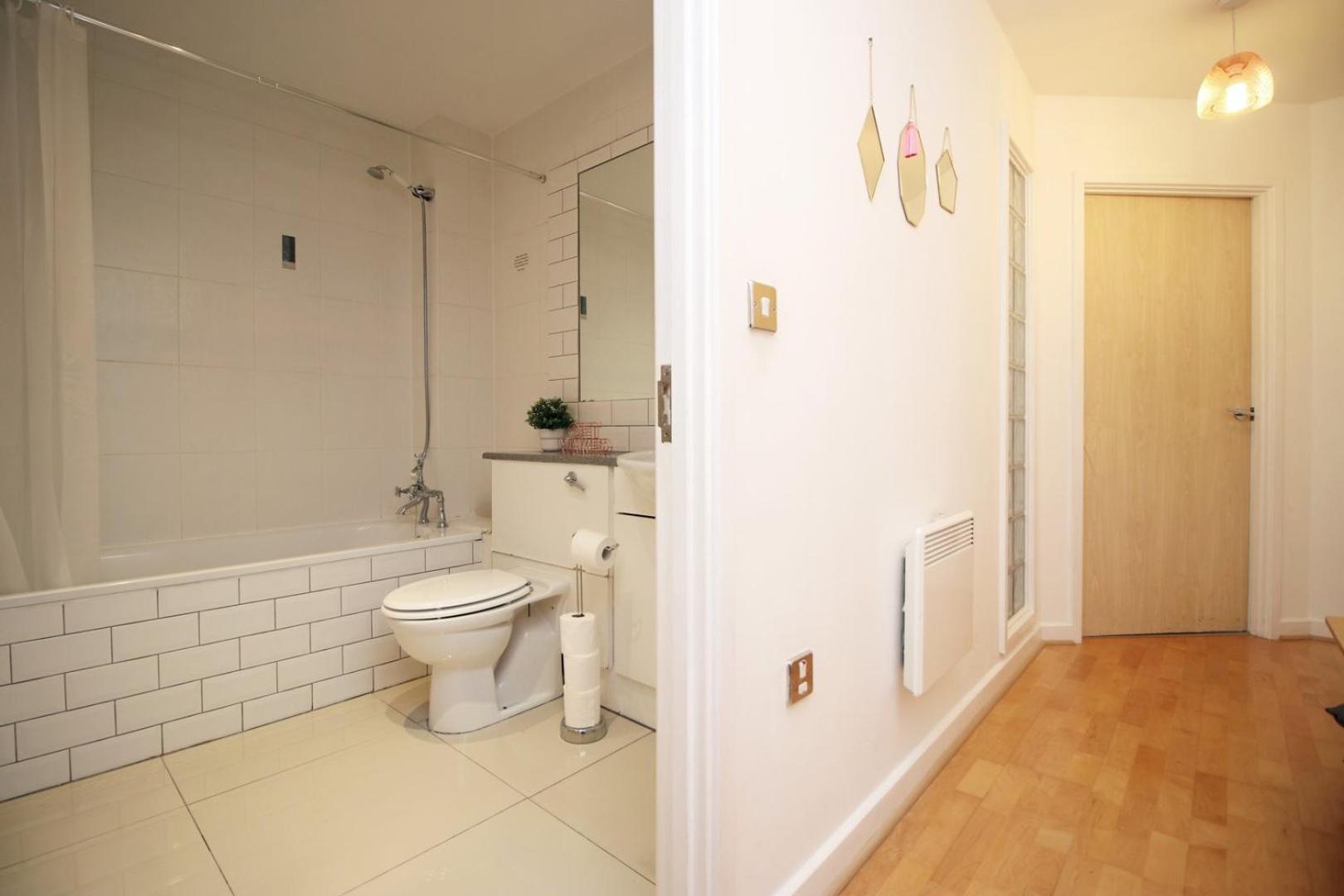 Centrally Located Spacious 2Br | Cohost Partners Cardiff Exteriör bild